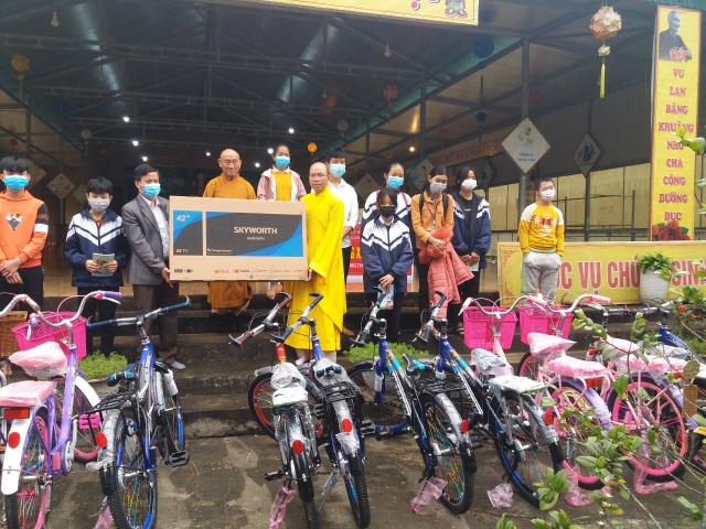 Phật giáo Vũ Quang tặng quà Tết Nhâm Dần cho học sinh, gia đình hoàn cảnh khó khăn